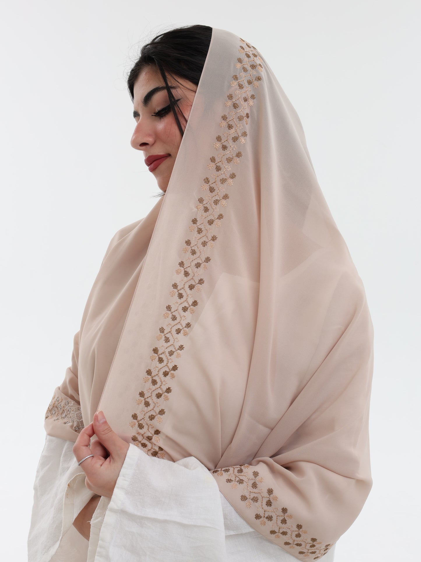 UQ1-01 شيل بيت عريضة مطرزة